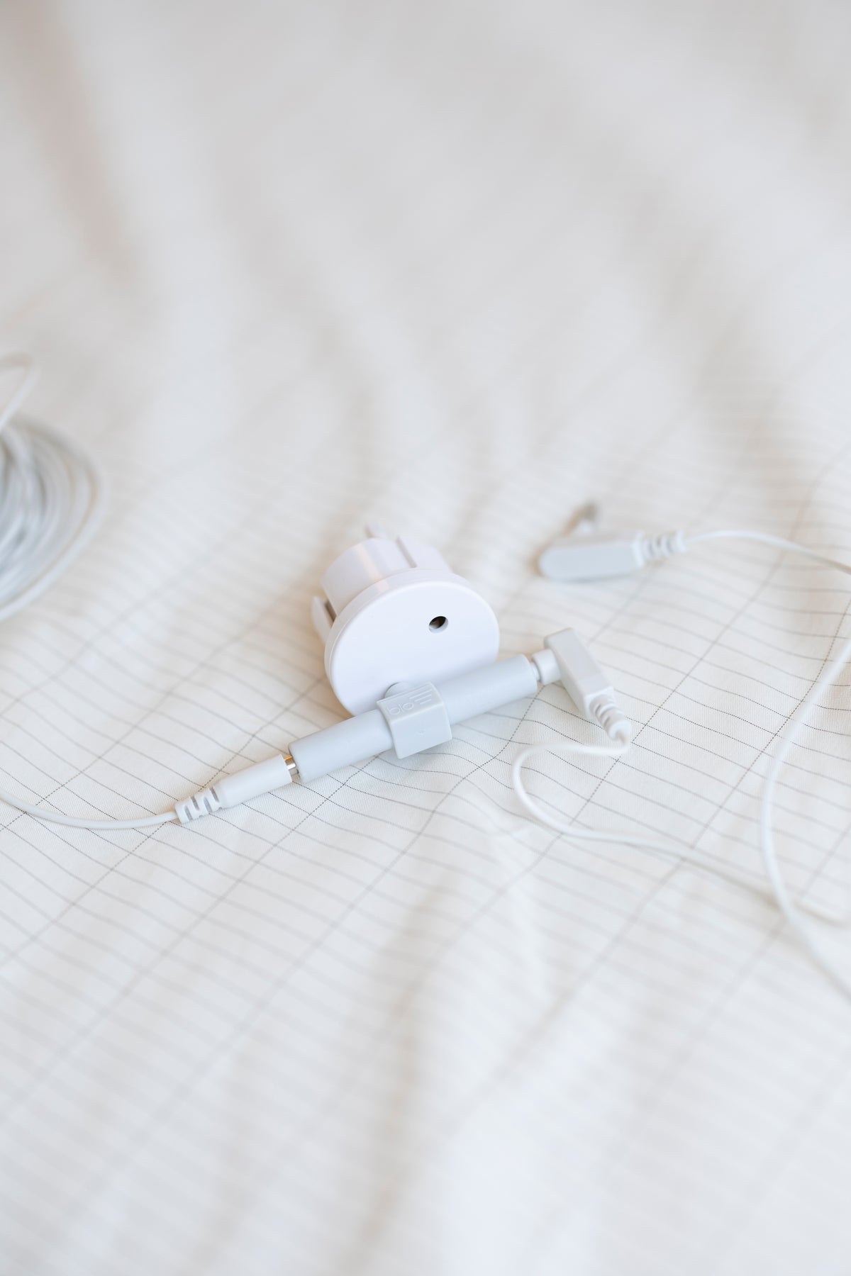 Primer plano del divisor de conexión a tierra con los dos cables encajados