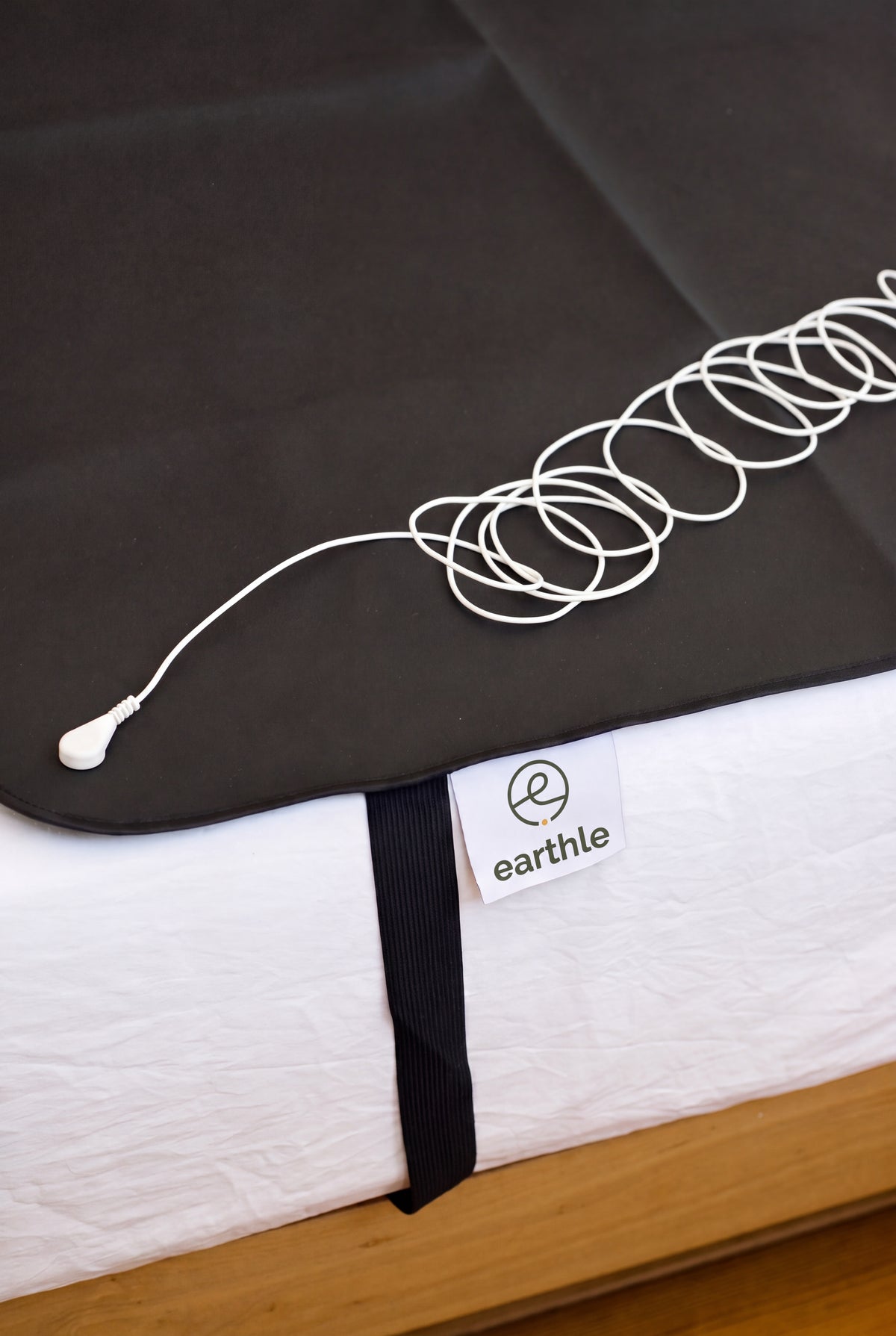 Esterilla de conexión a tierra Earthle con el cable enrollado encima, 185 x 137 cm