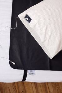 Esterilla de conexión a tierra Earthle extendida con funda de almohada y el cable, 185 x 137 cm